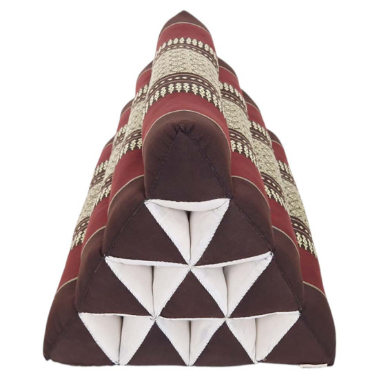 Thaimaalainen pyramidityyny ilman pohjaa ruskean ja punaisen värisenä.