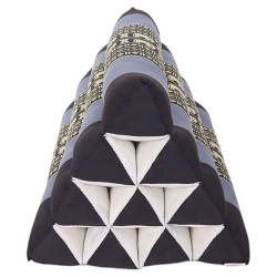 Musta & sininen pyramidityyny, jossa on norsukuvioinen kuvio.