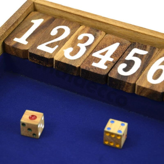 Puupeli Shut The Box Large, jossa on nopat ja sininen pelialusta